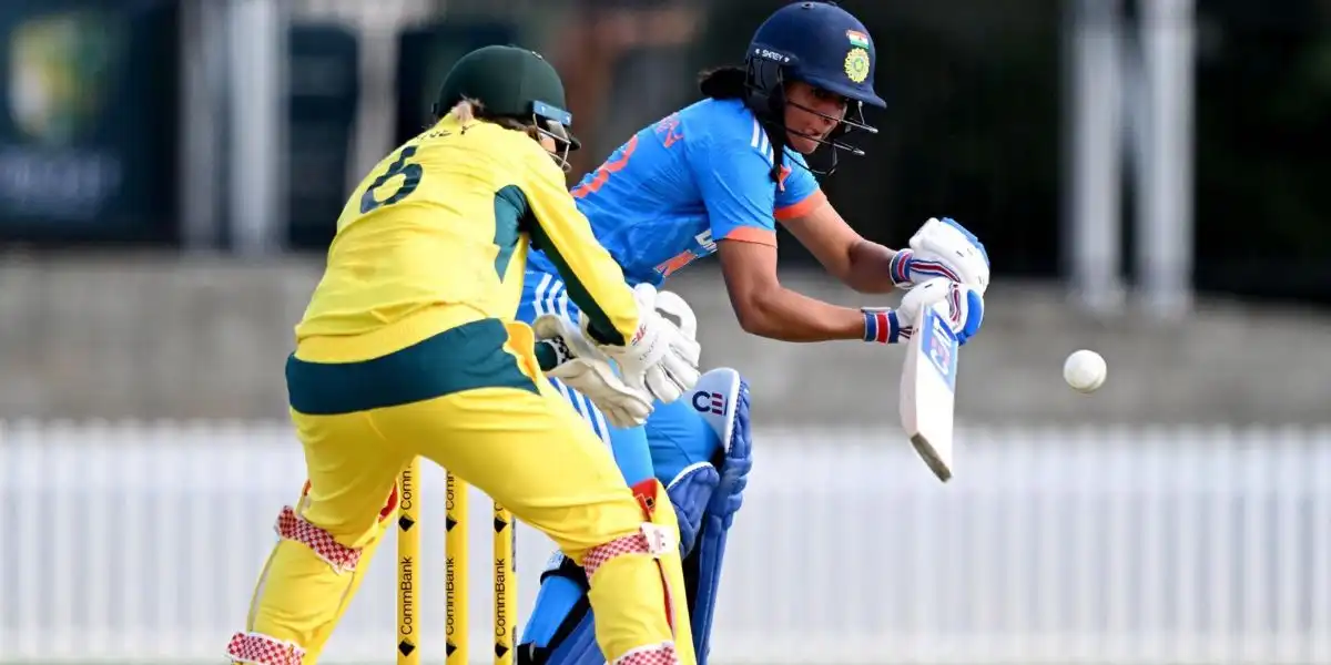 Annabel Sutherland traps Harmanpreet Kaur in front [Source: @WomensCricZone/x.com]